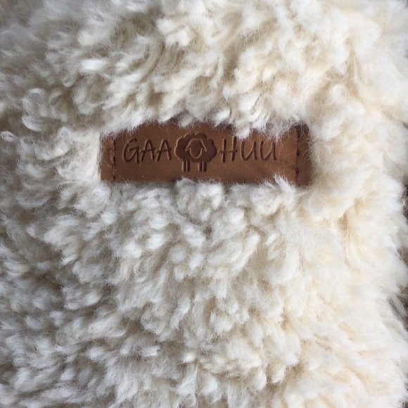 Fuzzy Gaahuu off white slippers size M - Picture 2 of 6